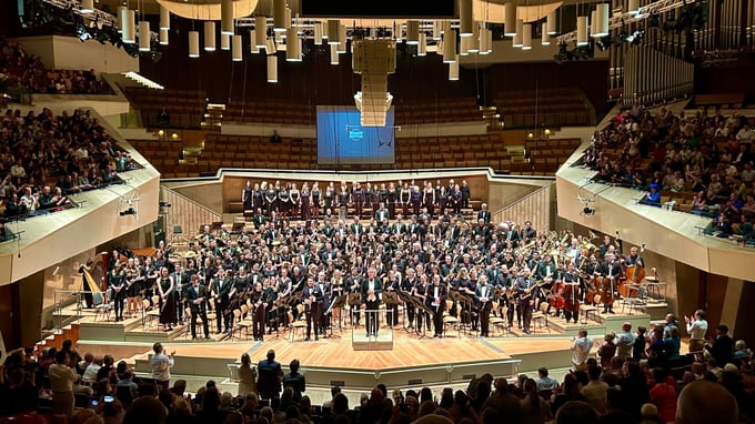 Composer Johan De Meij joins Vienna Live to present his new recording of his complete works for cello and wind orchestra.