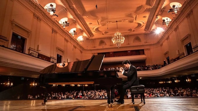 Classical composer Talon Smith joins Vienna Live to present his new album Debut: 24 Preludes.