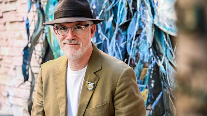 Jazz pianist Bob Schlesinger joins Vienna Live to present his new album Falling From Earth.