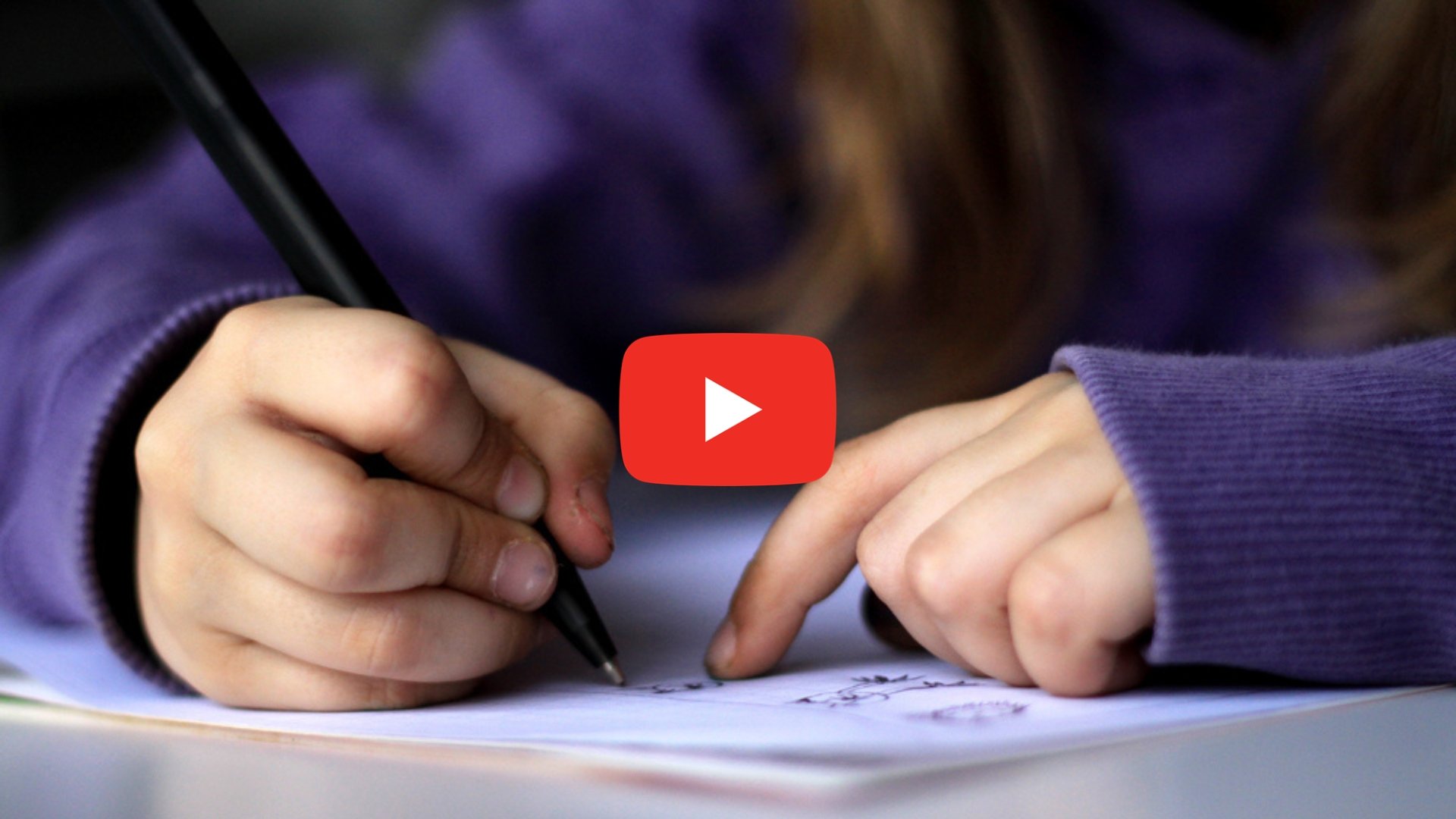 La République Française exige une bonne écriture pour réussir en tant qu'étudiant(e) [https://commons.wikimedia.org/wiki/File:A-kid-drawing-or-writing.jpg]