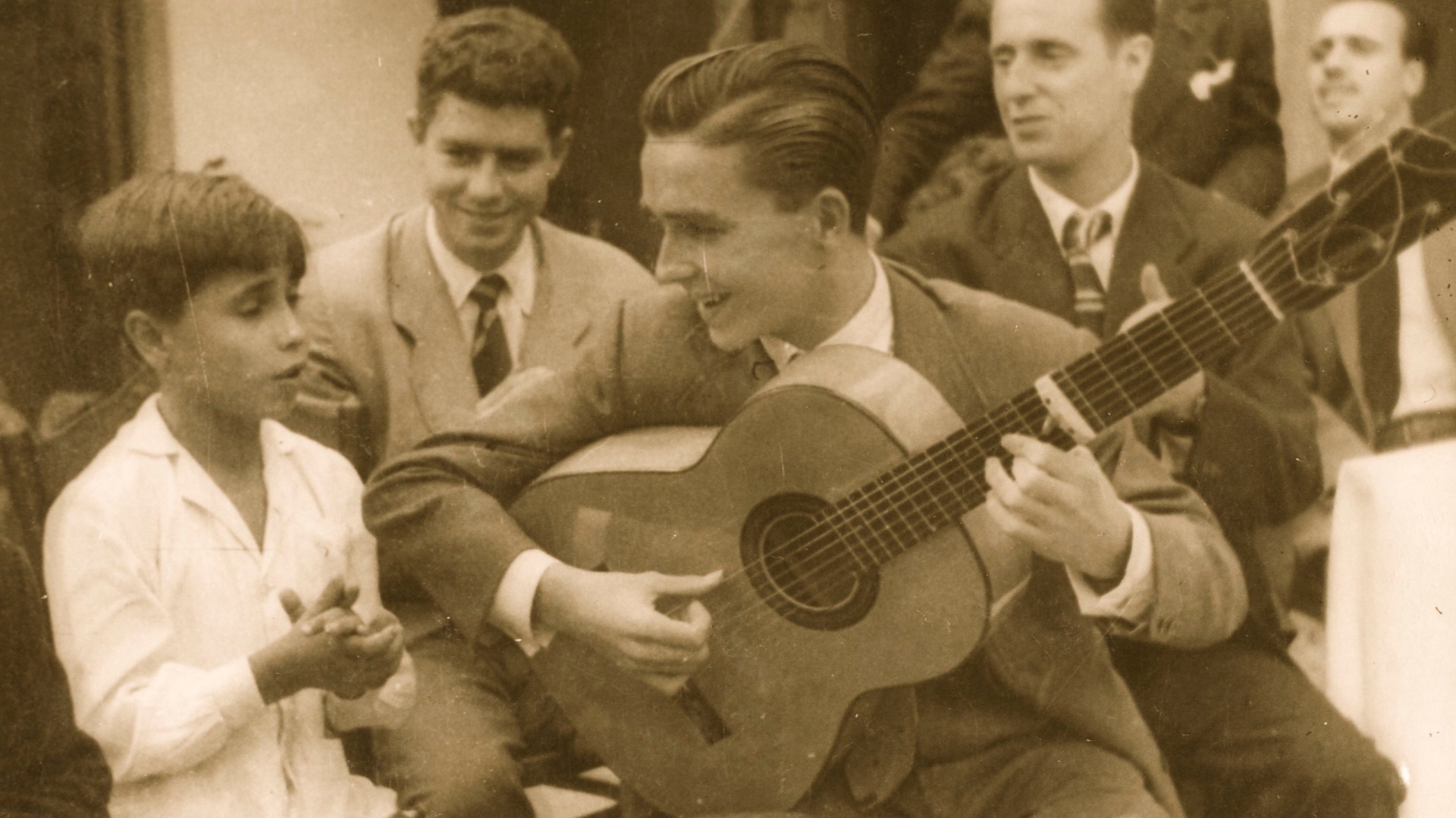 Guitarist Ramón de Algeciras accompanies his brother, Pepe de Lucía in 1959